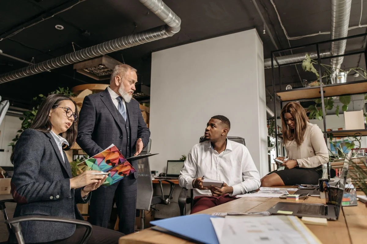 Team vergleicht Website-Lösungen im Büro