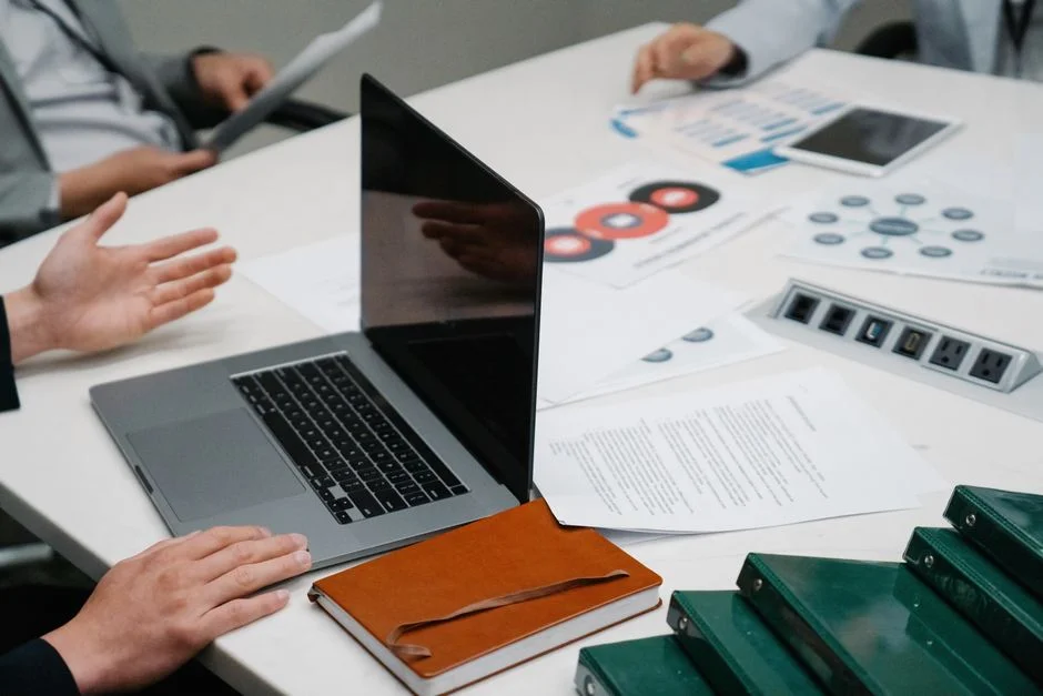 Handwerkerin arbeitet an Laptop und Unterlagen im Büro