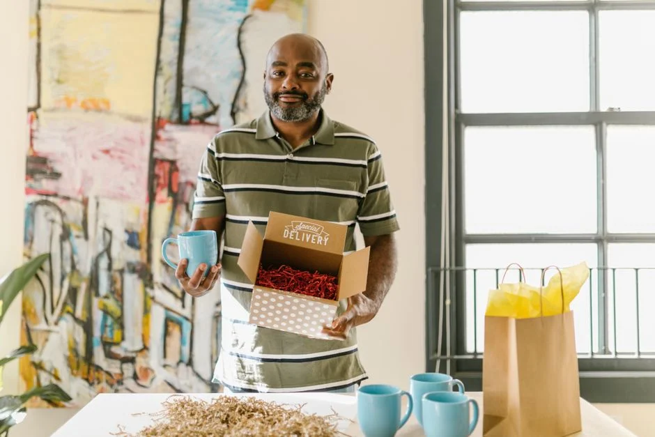 Händler verpackt Tassen und bereitet eine Lieferung vor.