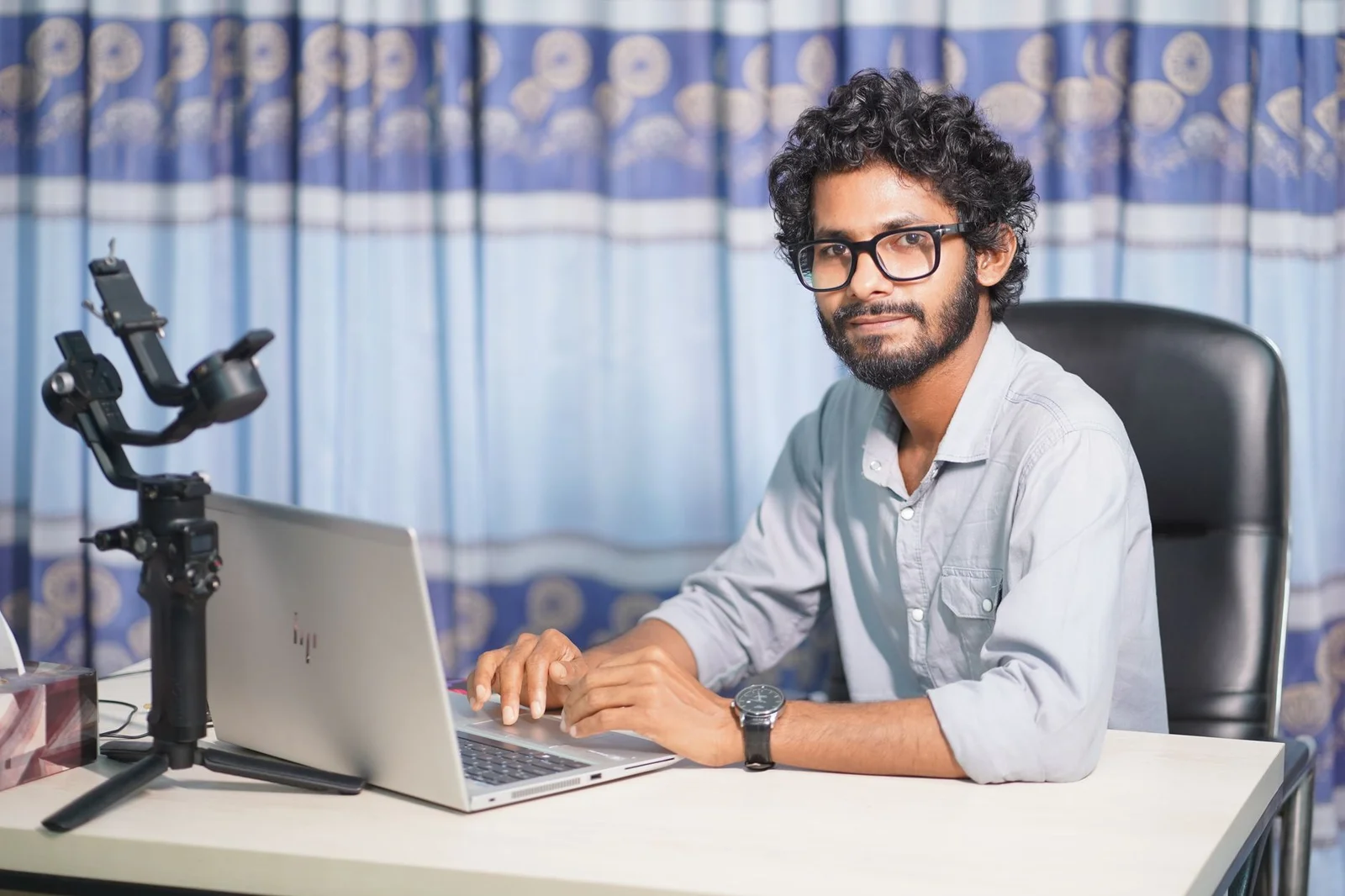 Webdesigner arbeitet am Laptop im hellen Büro an einer Website