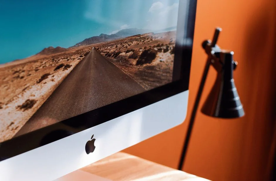 Desktopmonitor zeigt eine Landschaft auf einem Schreibtisch