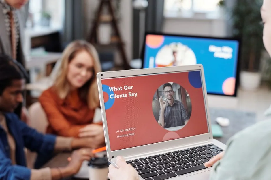 Team betrachtet Kundenstimmen auf einem Laptop