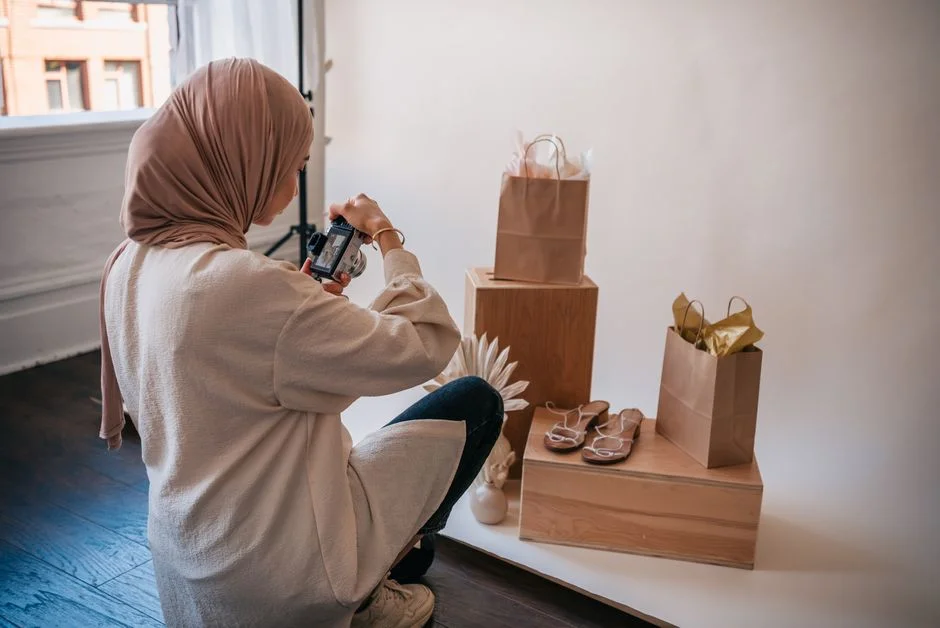 Frau fotografiert Produkte für die Darstellung eines kleinen Geschäfts