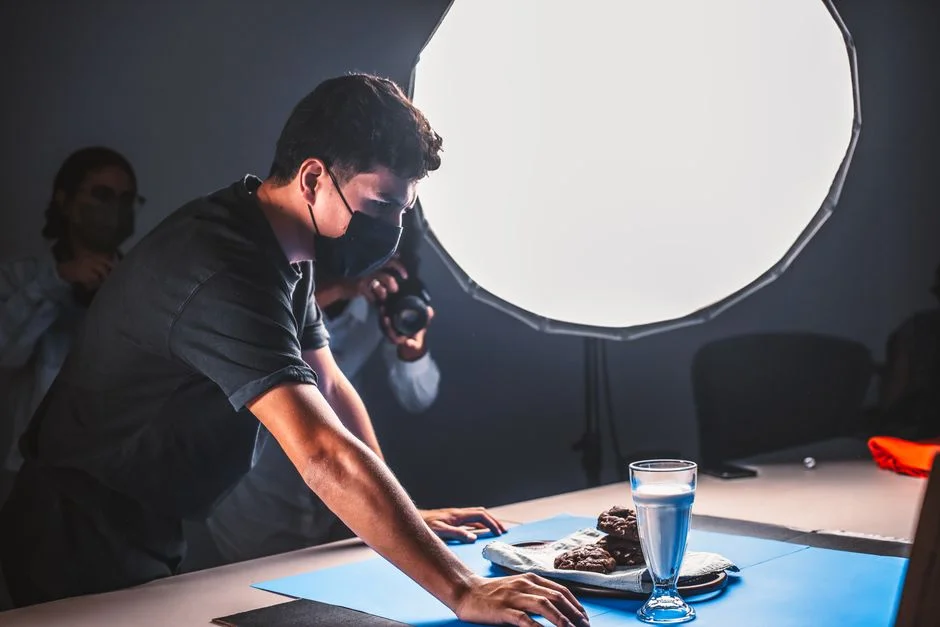 Zwei Personen fotografieren ein Produkt im Studio