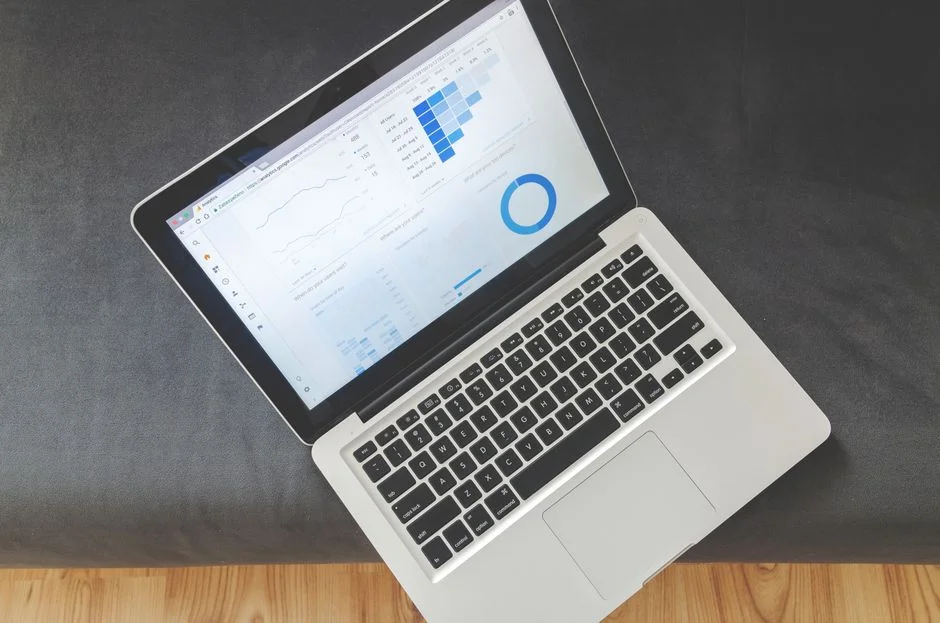 Laptop zeigt ein Analyse-Dashboard mit Diagrammen
