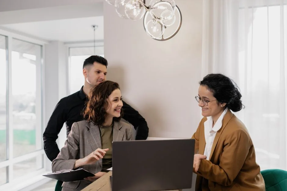 Consultation between two people at a table in an office