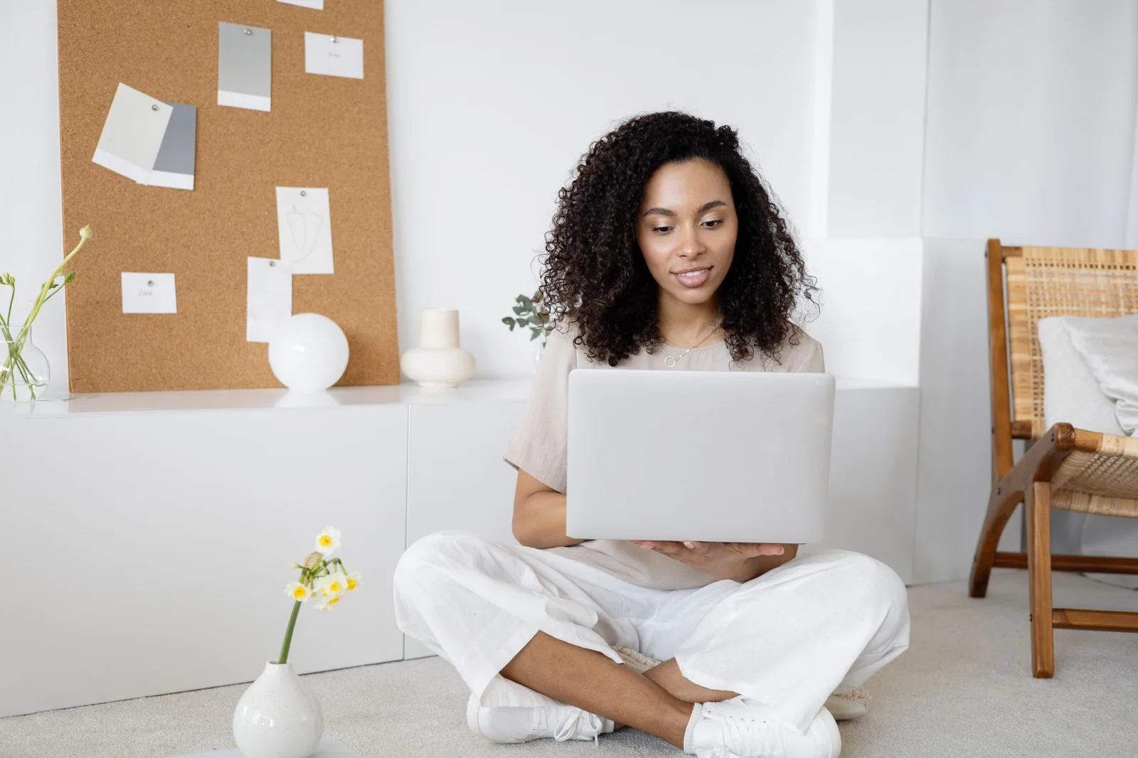 Unternehmerin vergleicht Website-Lösungen an einem Laptop