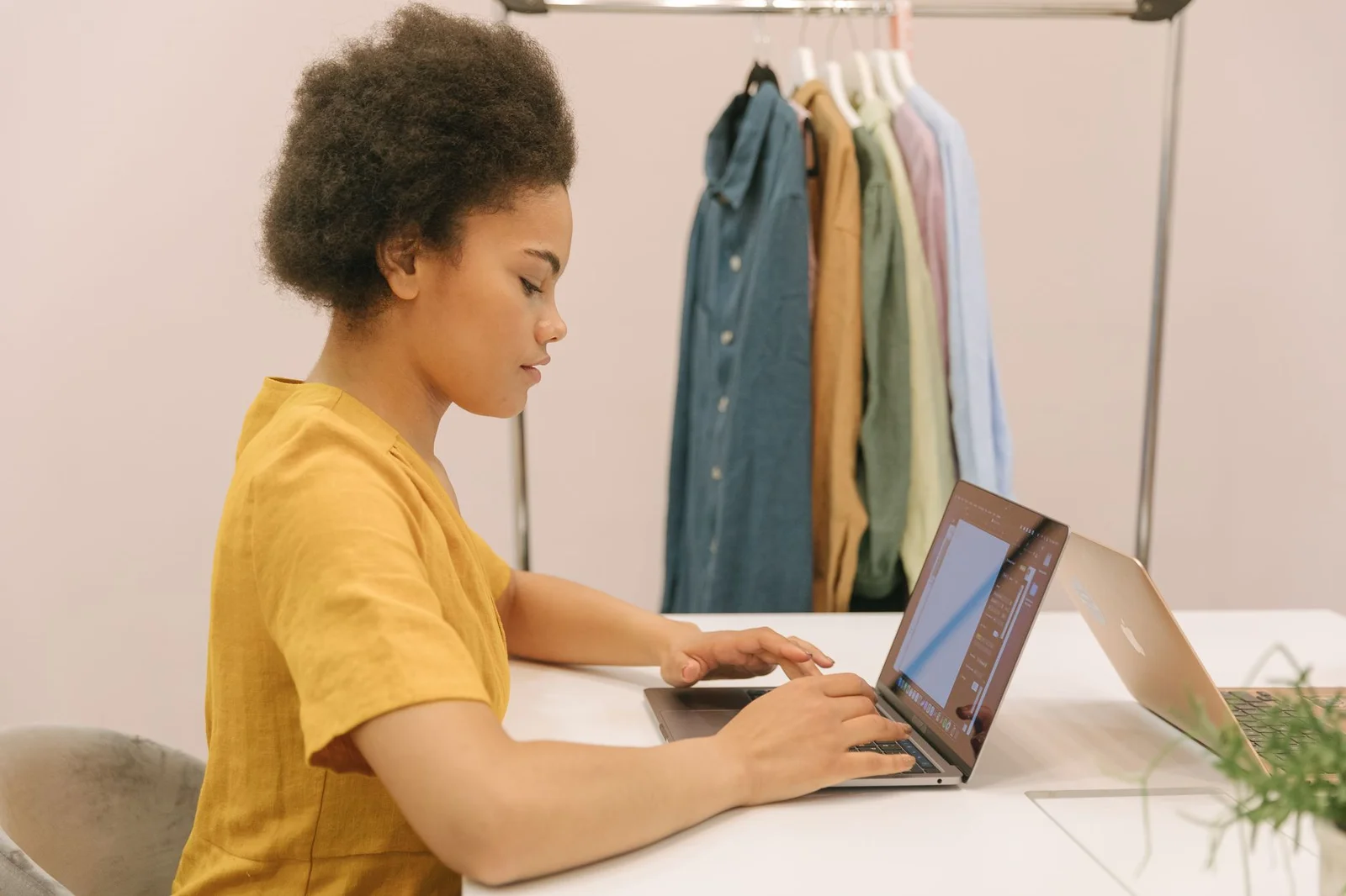 Unternehmer vergleicht zwei Website-Systeme am Laptop