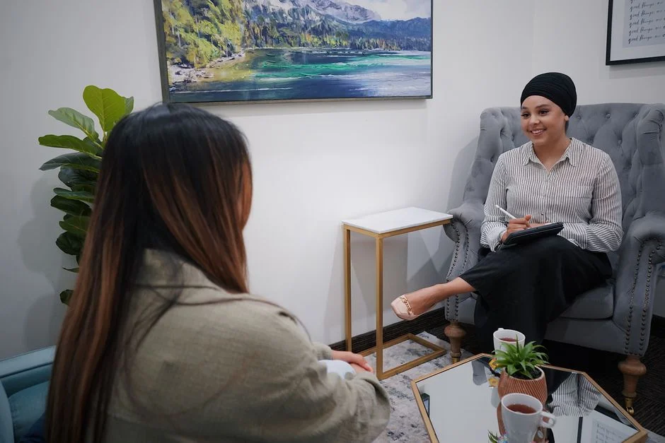 Zwei Frauen sprechen in einem hellen Büro